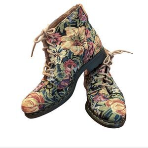 Floral tapestry boots 